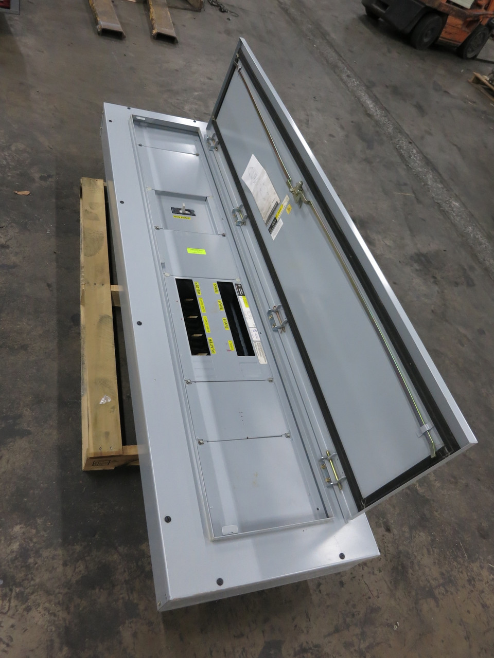 GE AEF3304MBX 400A 480Y/277 Breaker Panel Board 3PH 4W 400 Amp MLO